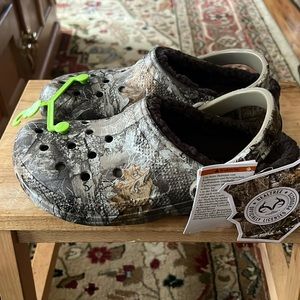 Crocs classic lined real tree edge clog in women’s size 9 and men size 7